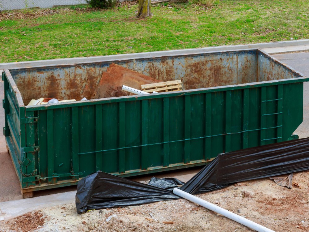 benne déposée pour enlèvement d’encombrants et déchets verts